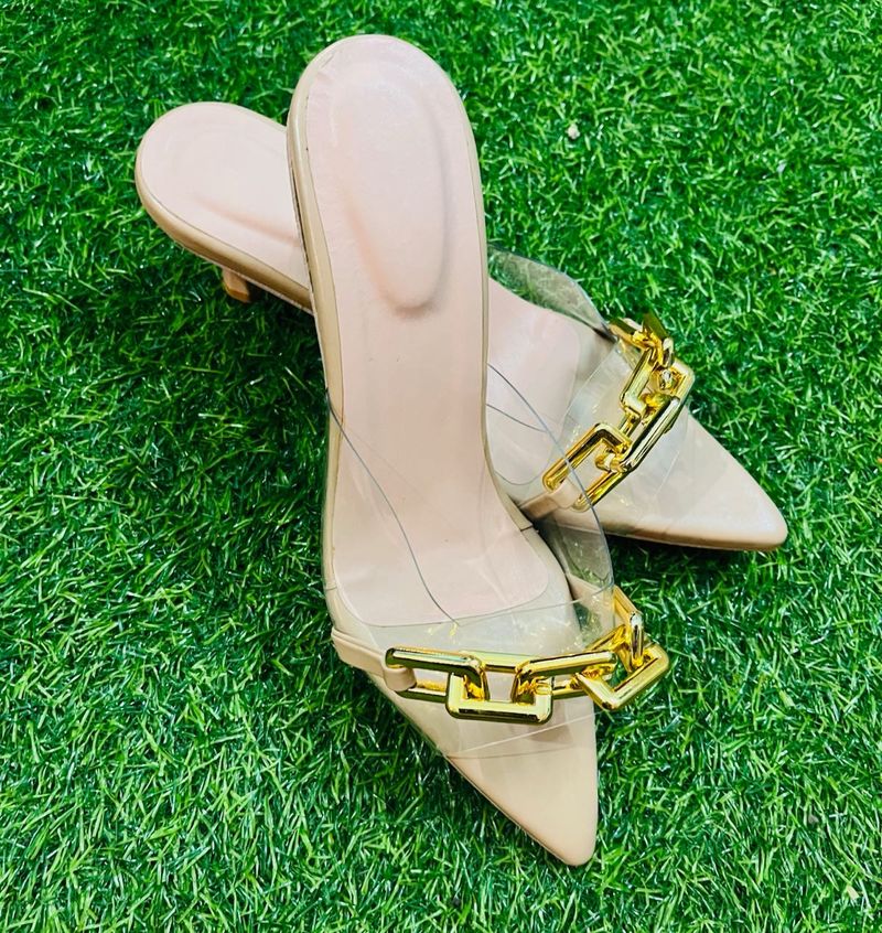 trendy Nude heels  👠 unused