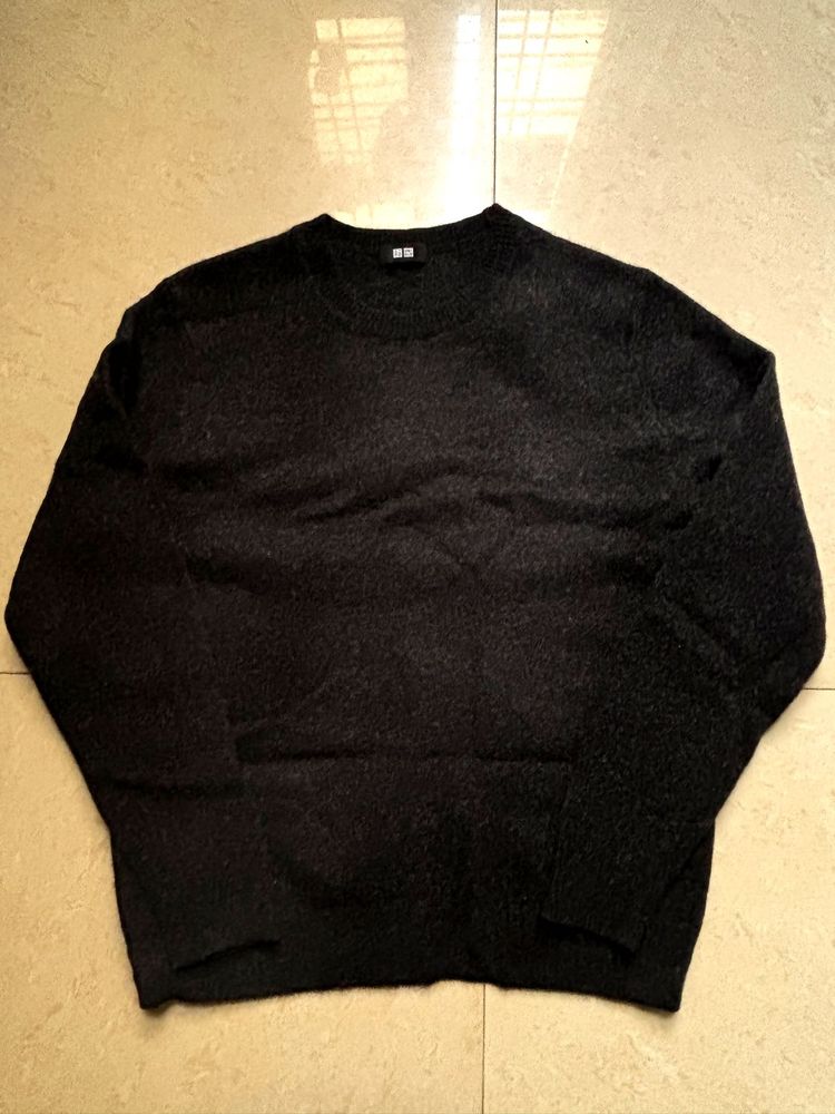Uniqlo Black Crewneck Sweater