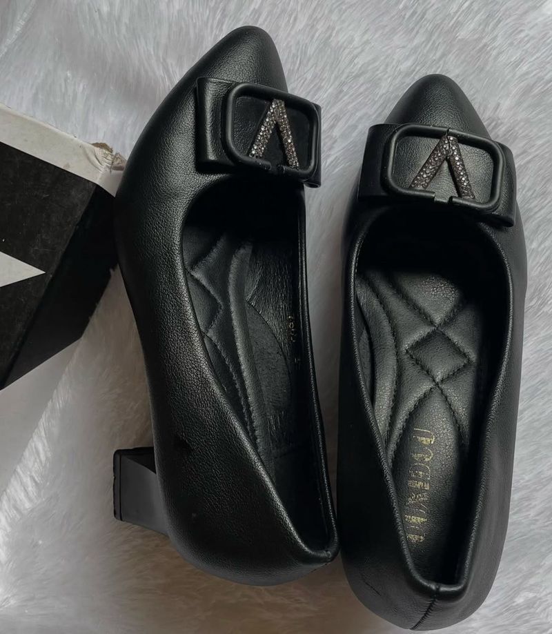 Chic Black Heeled Pumps