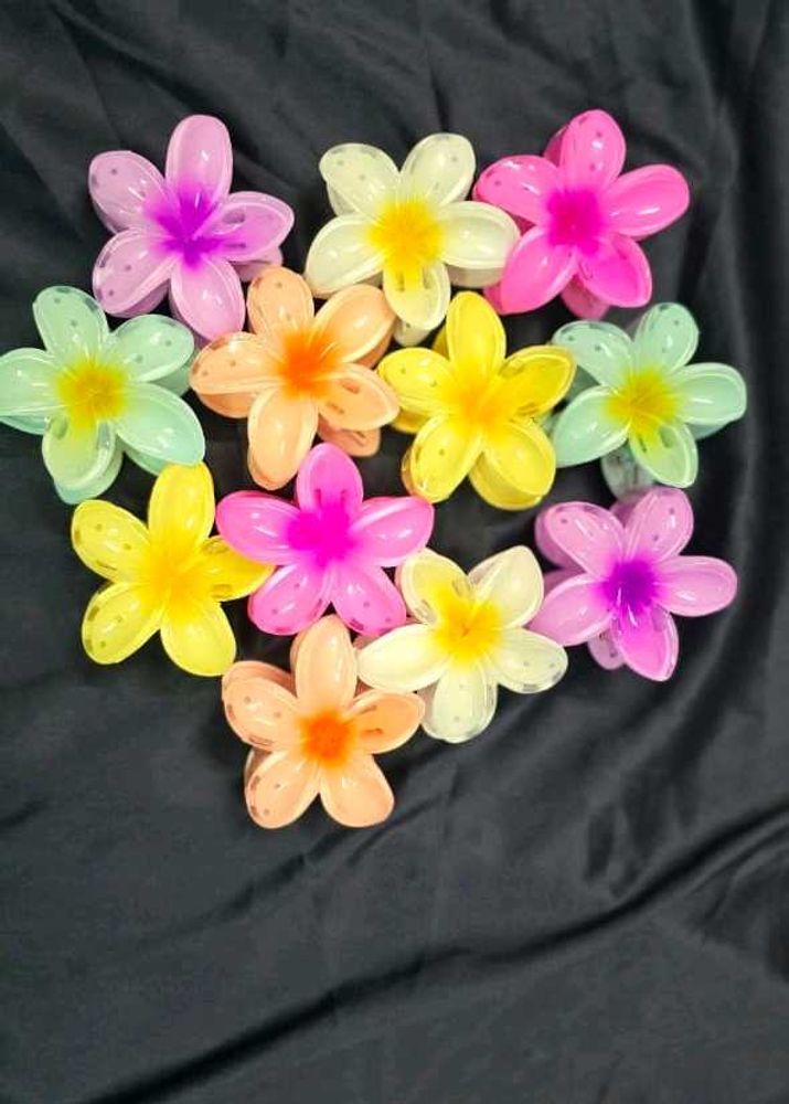 Trendy Flower Claw 🌸