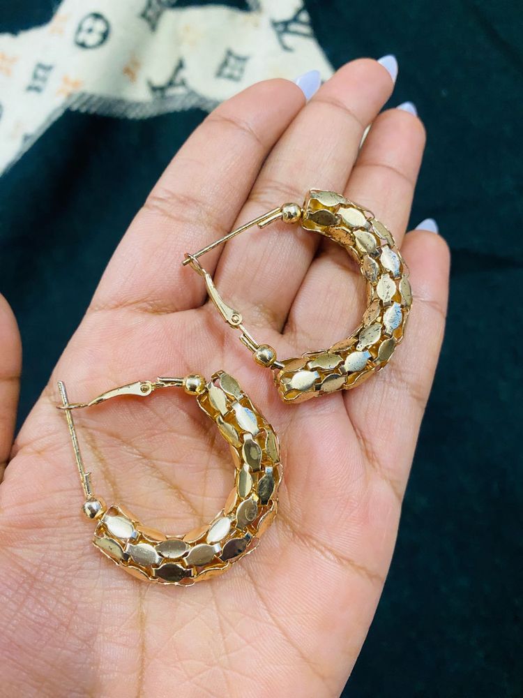 Gold-tone textured hoop earrings✨
