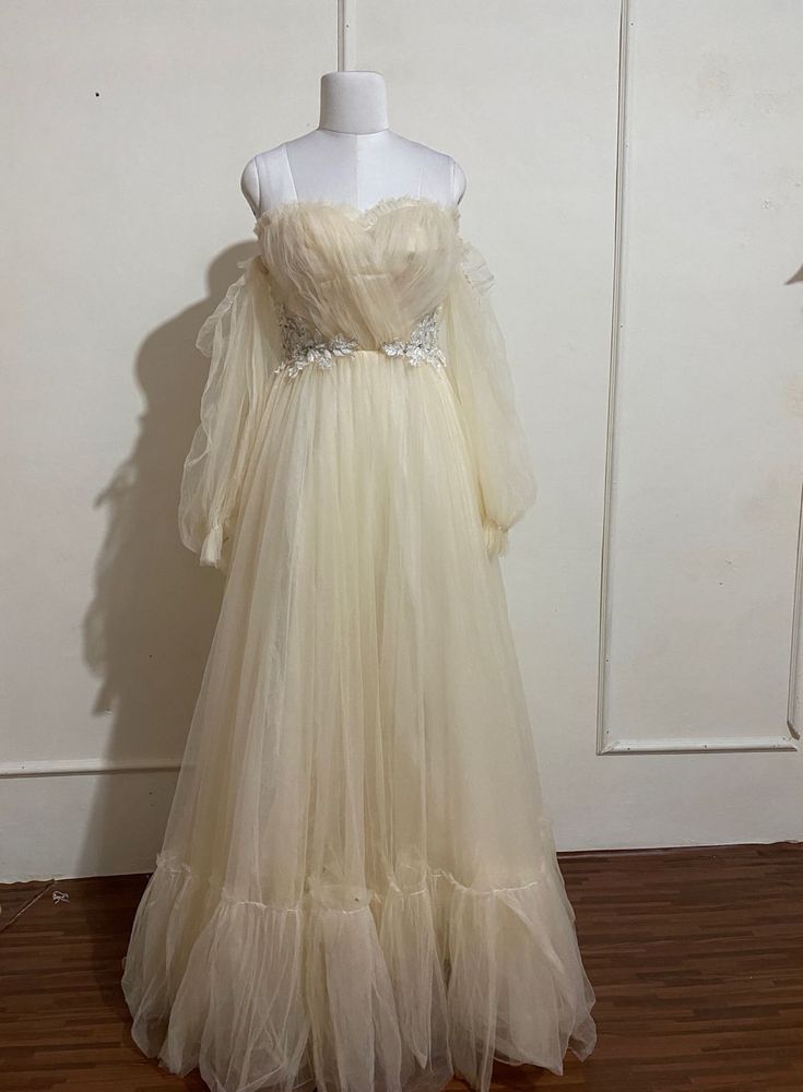 “Peach ruffles, endless elegance ✨👑”