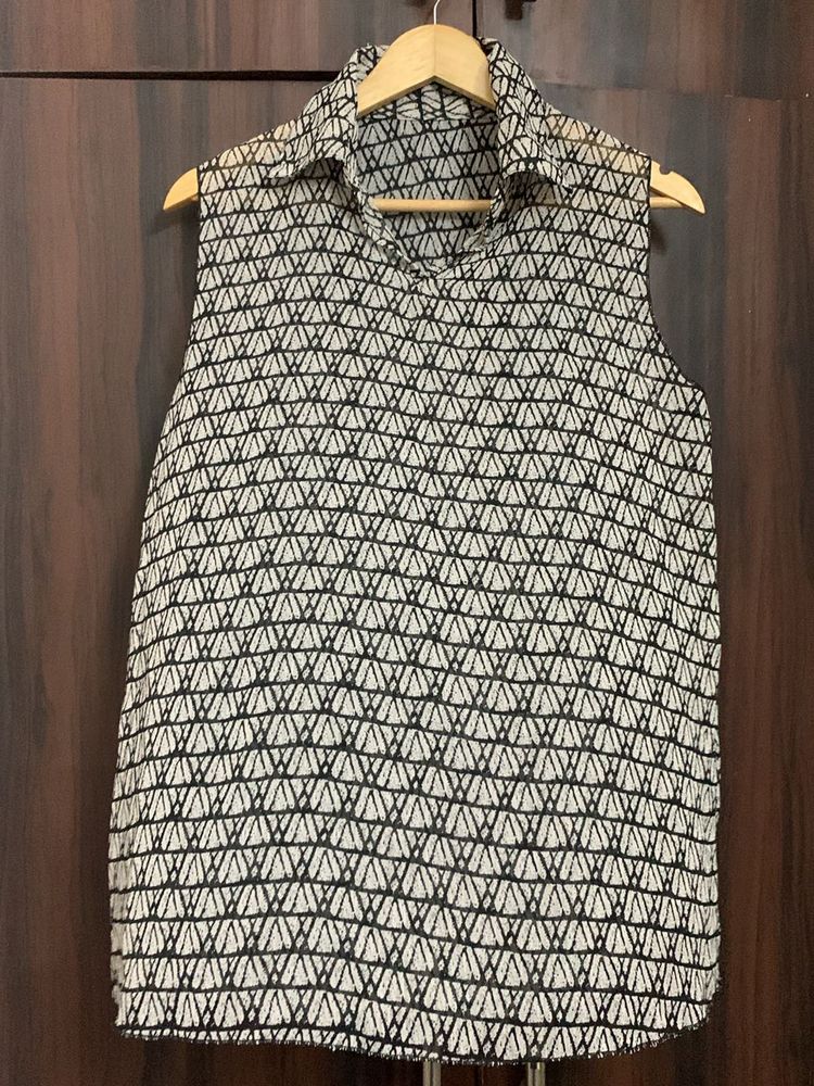 Black &amp; White Patterned Sleeveless Blouse