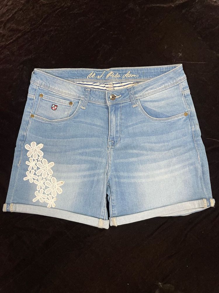Stylish Light Blue Denim Shorts with Floral Lace A