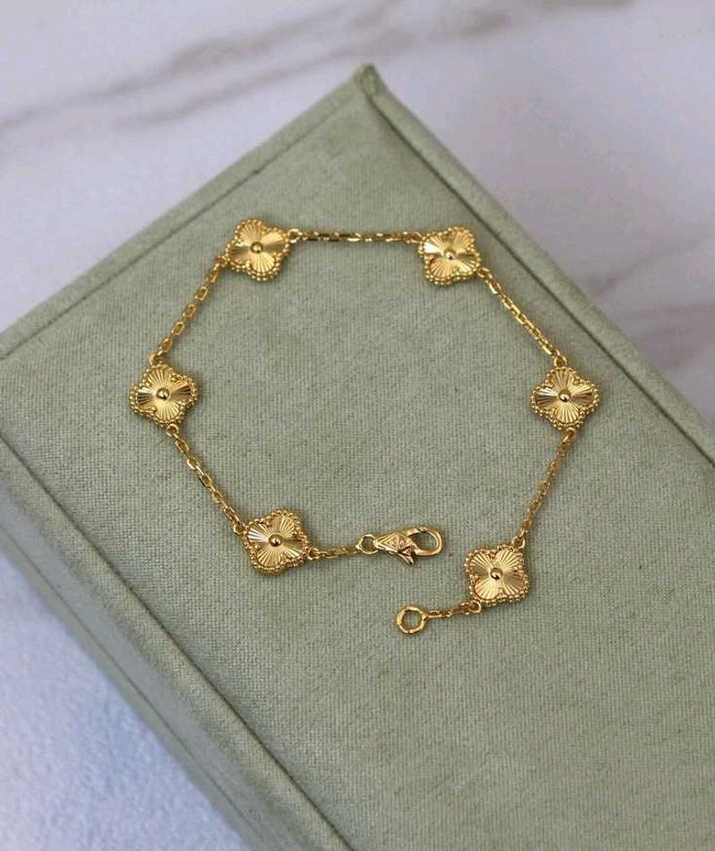Elegant Gold Clover Bracelet