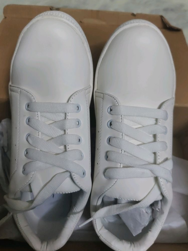 PRICE DROP Women&#39;s Sneaker Shoes White