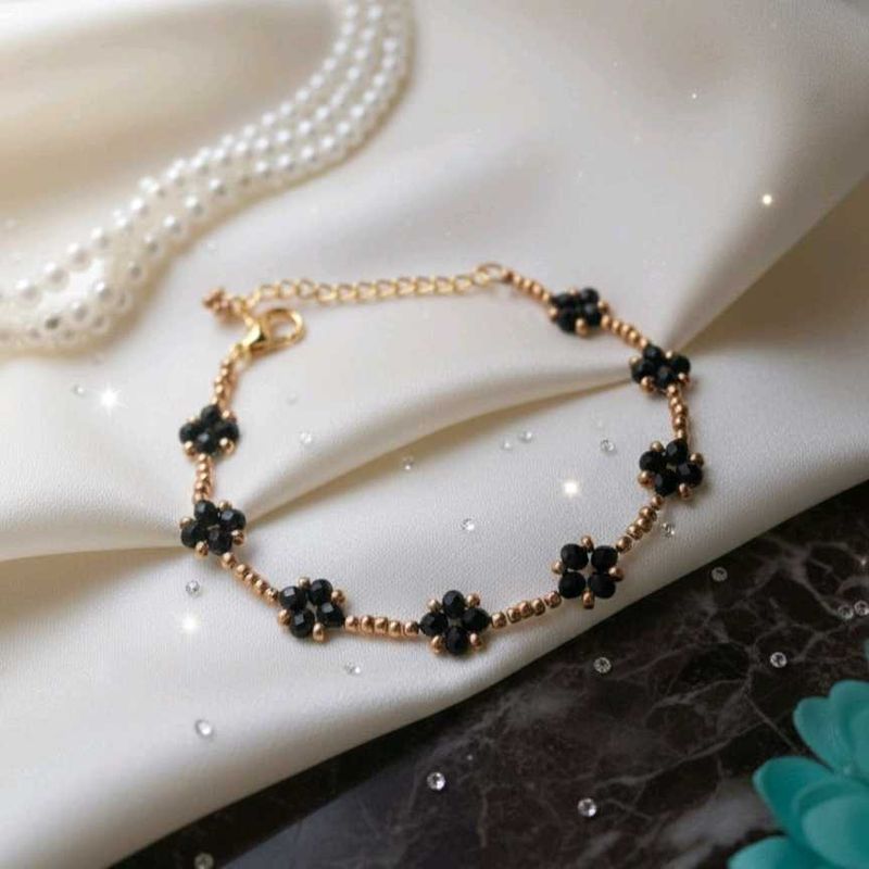 Pintresty Beaded Clover Bracelet 🖤