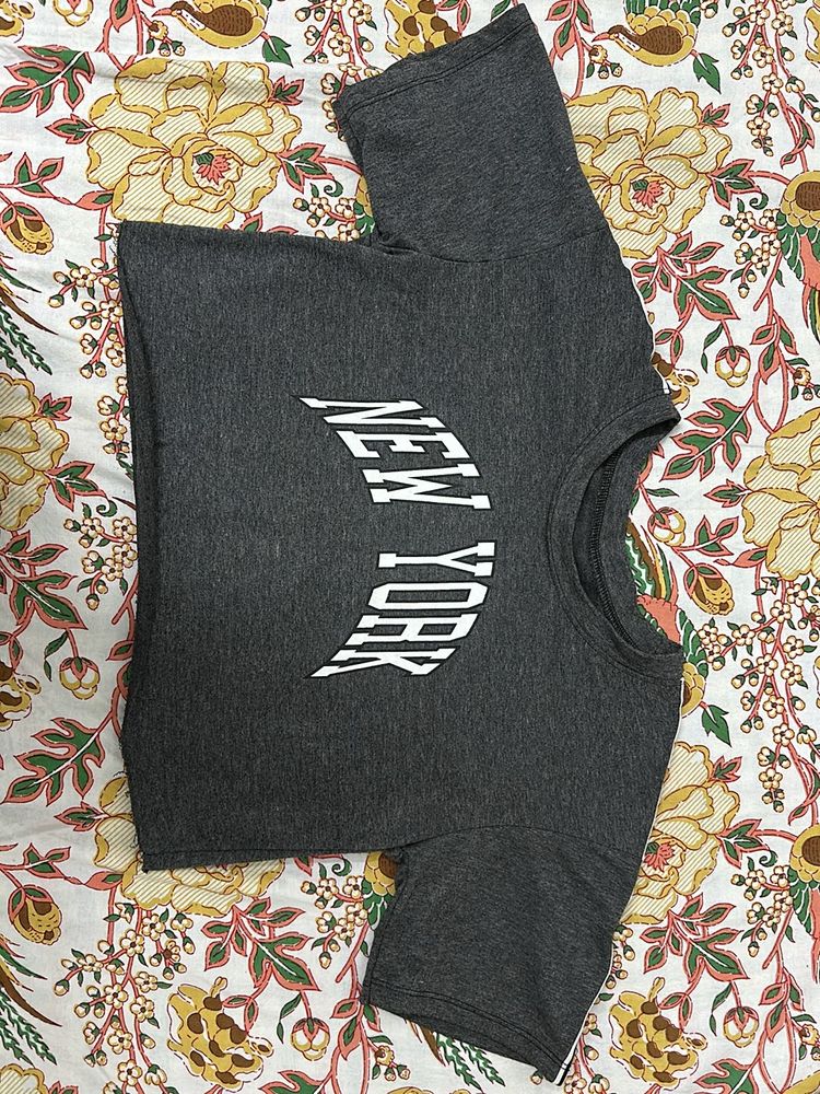 Basic Loose Fit Crop Top , Available In Very Good Condition