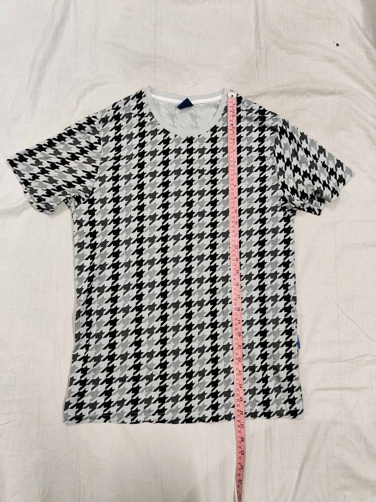 Houndstooth Patterned T-Shirt Size M