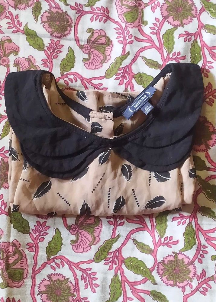 A  sleevesed casual top