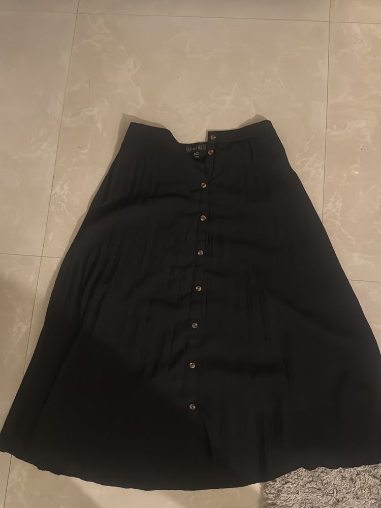 Modest black skirt