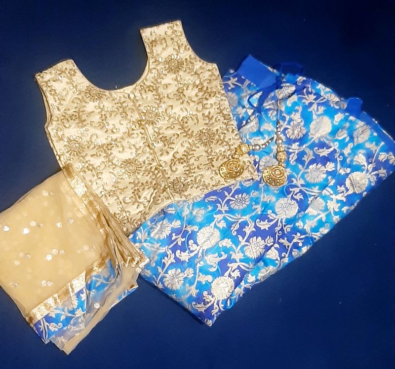 Blue And Golden Lehenga😊