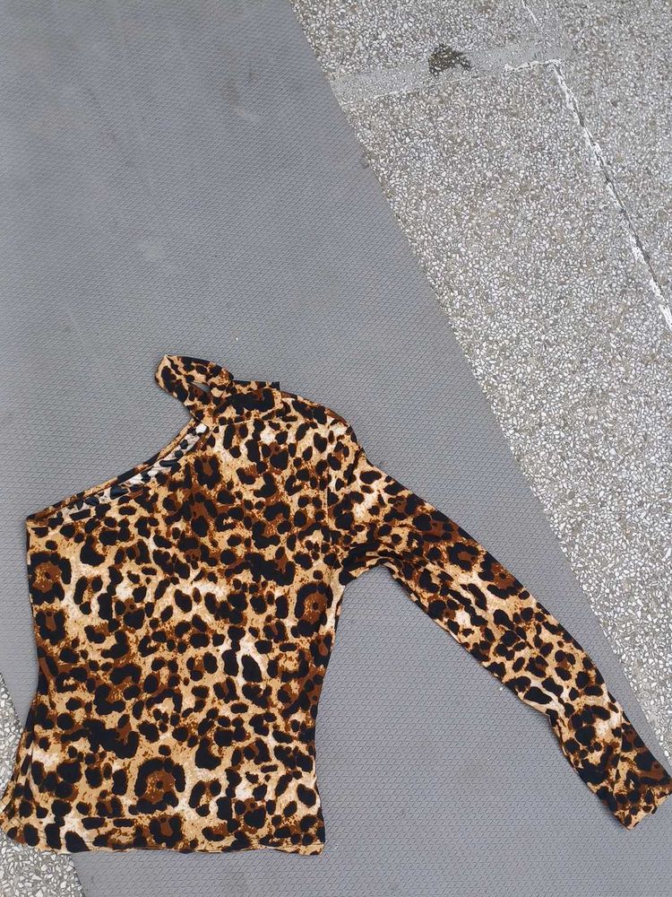 Leopard 🐆 Print Top Off Shoulders