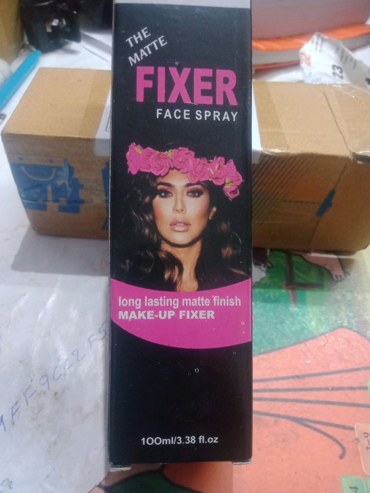 Huda Beauty The Matte Fixer
