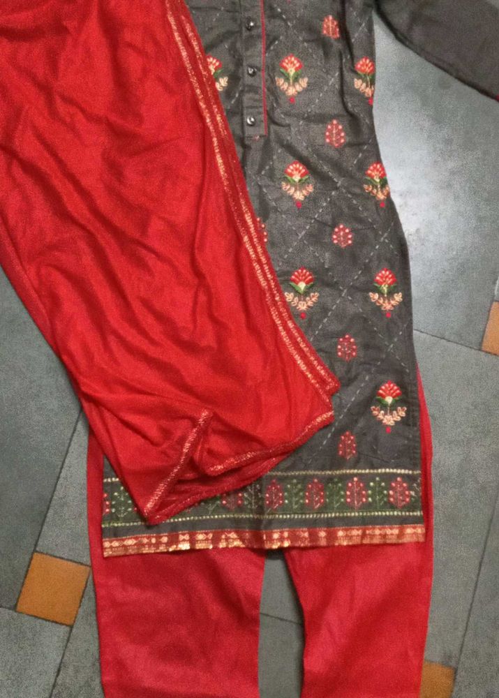 Elegant Floral Embroidered Salwar Kameez