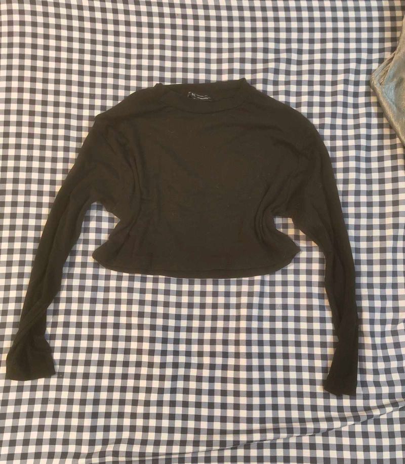 black long sleeve crop top