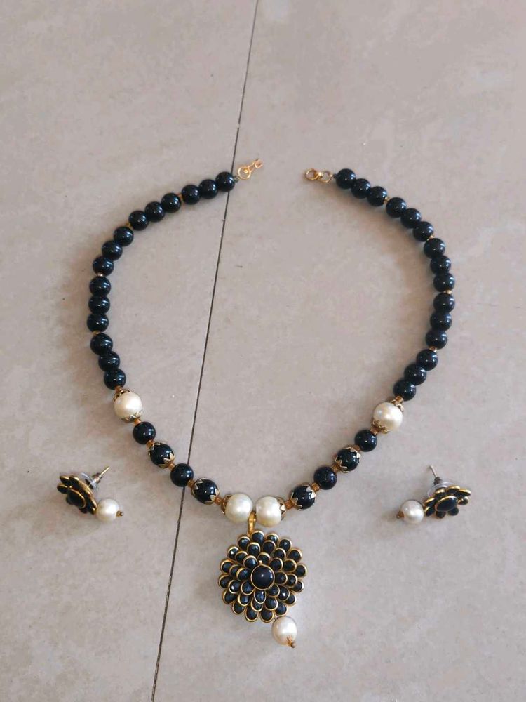 Black &amp; White Beaded Necklace Set