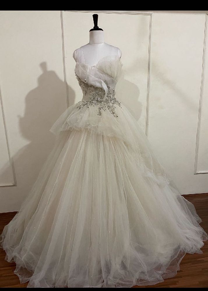 Elegant wedding dress