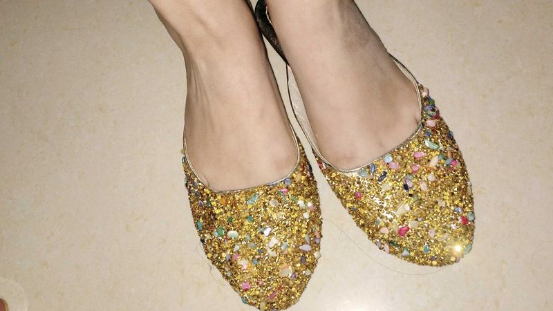 Sparkly Gold Juttis