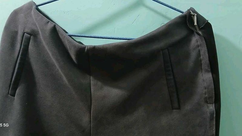 Black Zipper Accent