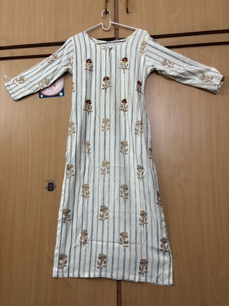 Beautiful Cotton White Kurti With 2 Pockets