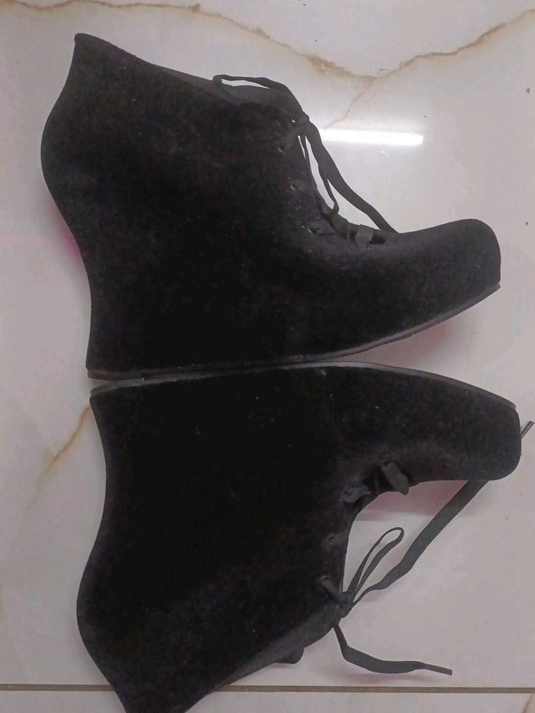 MELISSA 💖💝Black Wedge Heel Booties