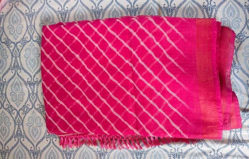 rose coloured lehriya saree with beautiful border