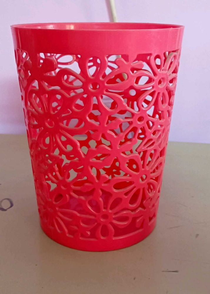 Creative Hollow Flower Pencil Pen Stand