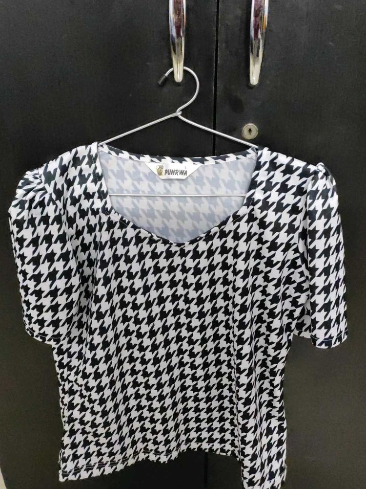 Monochromatic Crop top (Size L)
