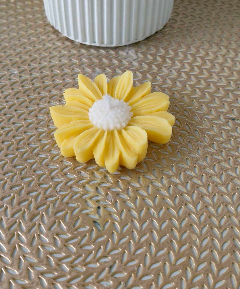 Daisy Flower candle
