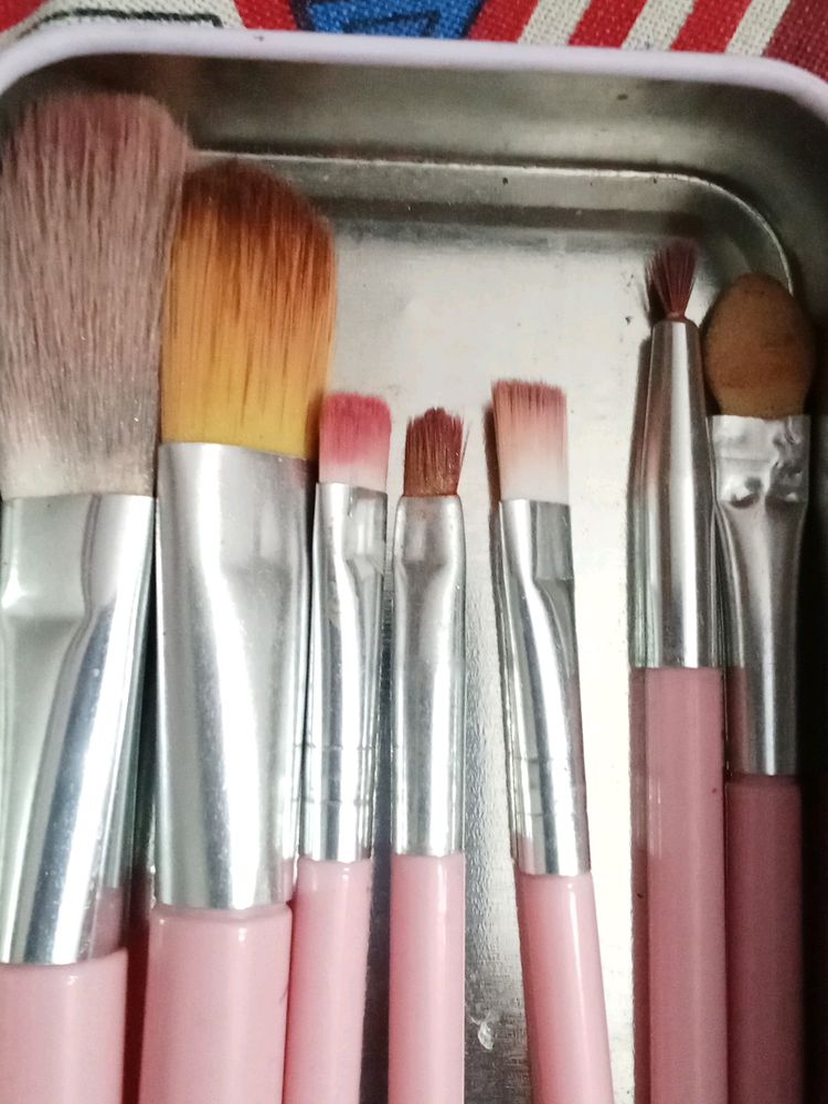 MAKE-UP BRUSHES
