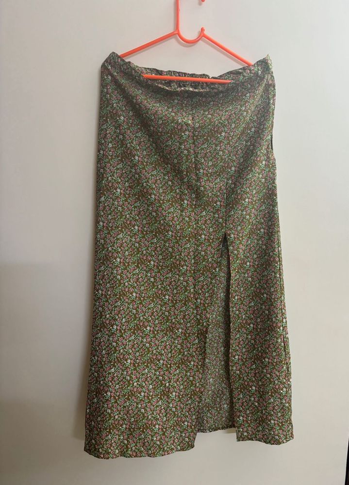 Straight Midi skirt With Slit And Zip