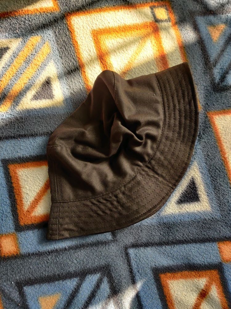 Black bucket hat