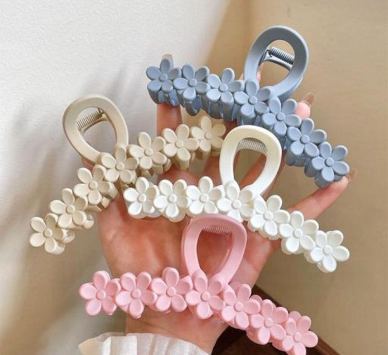 💞flower hair claw  pack of 4 🩷