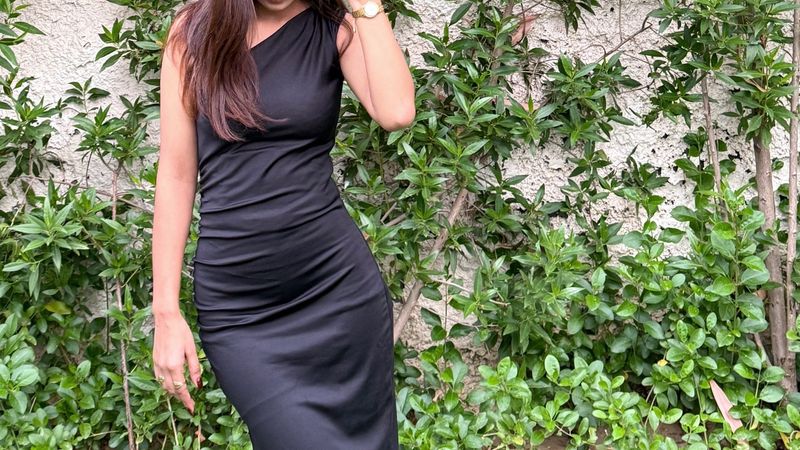 Chic Black Bodycon Midi Dress