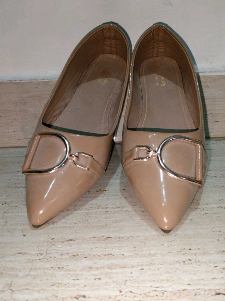 Elegant Nude Pointed-Toe Flats