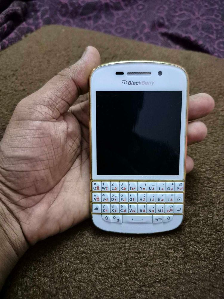 Blackberry Q10 Special Edition Gold