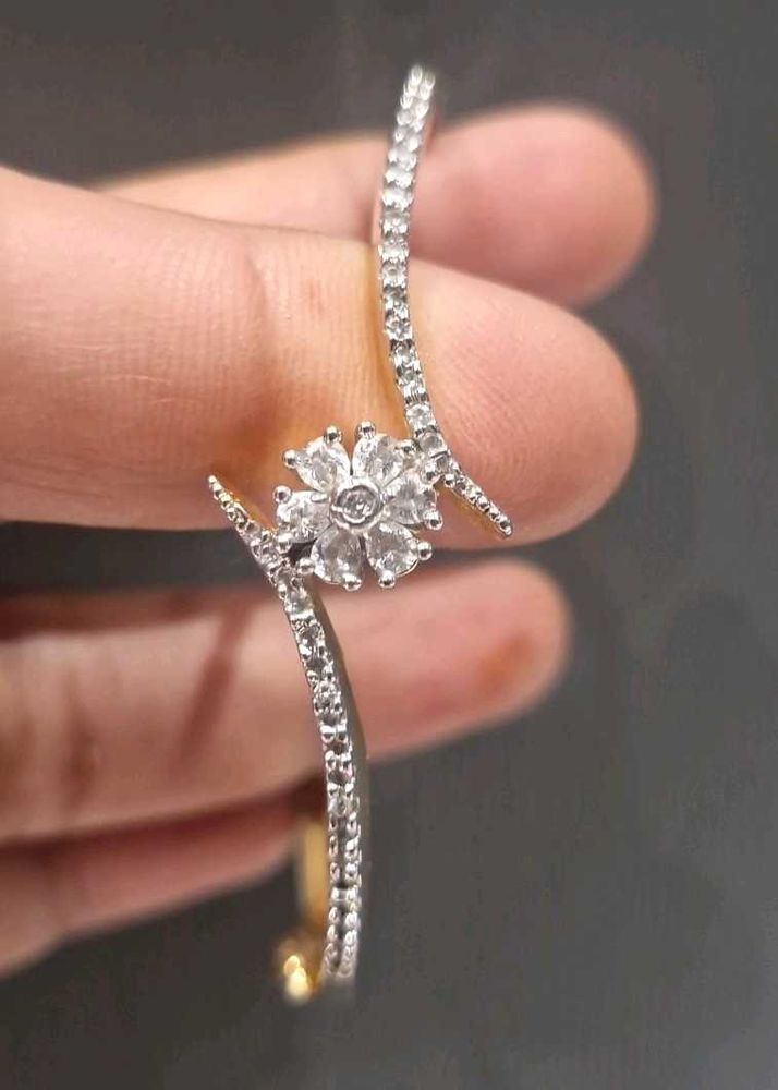 GOLD TONE AMERICAN DIAMOND KADA BRACELET