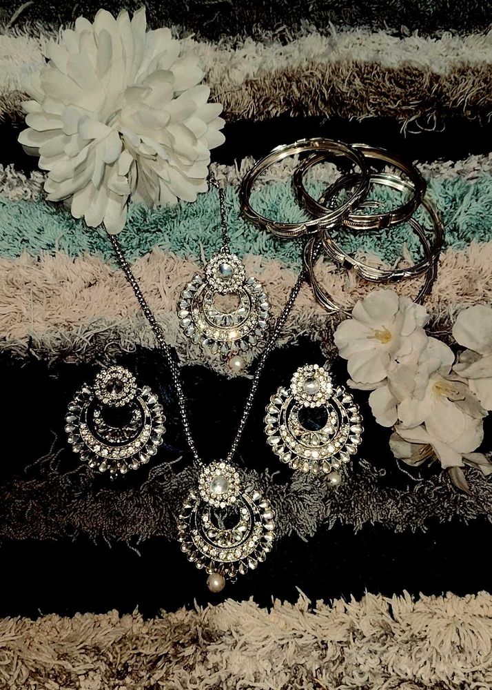 Jewellery Set: Necklace, Earrings &amp; Bangles