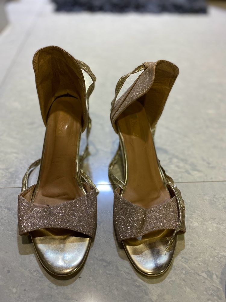 Combo Of Heels And Jutti