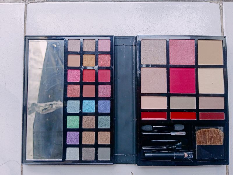 The Fashion Factory Diary Makeup Kit
