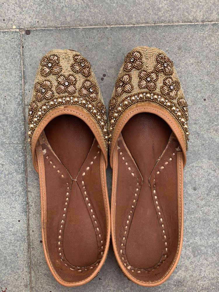 Very Beautiful Jutti