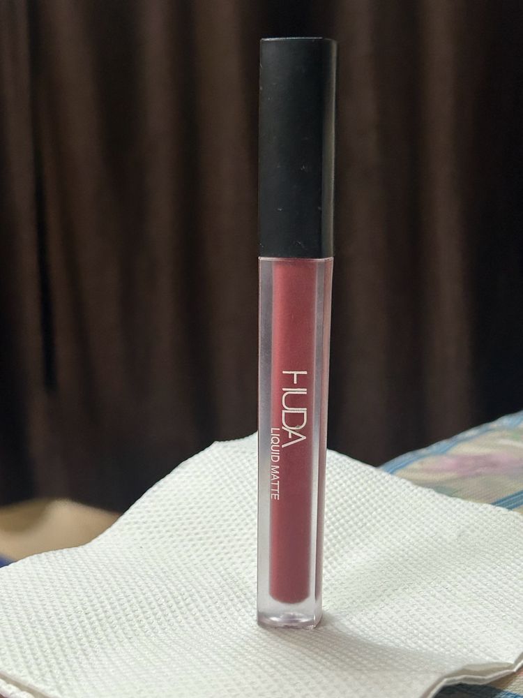 HUDA BEAUTY Liquid Matte Lipstick (Smoky Rose)