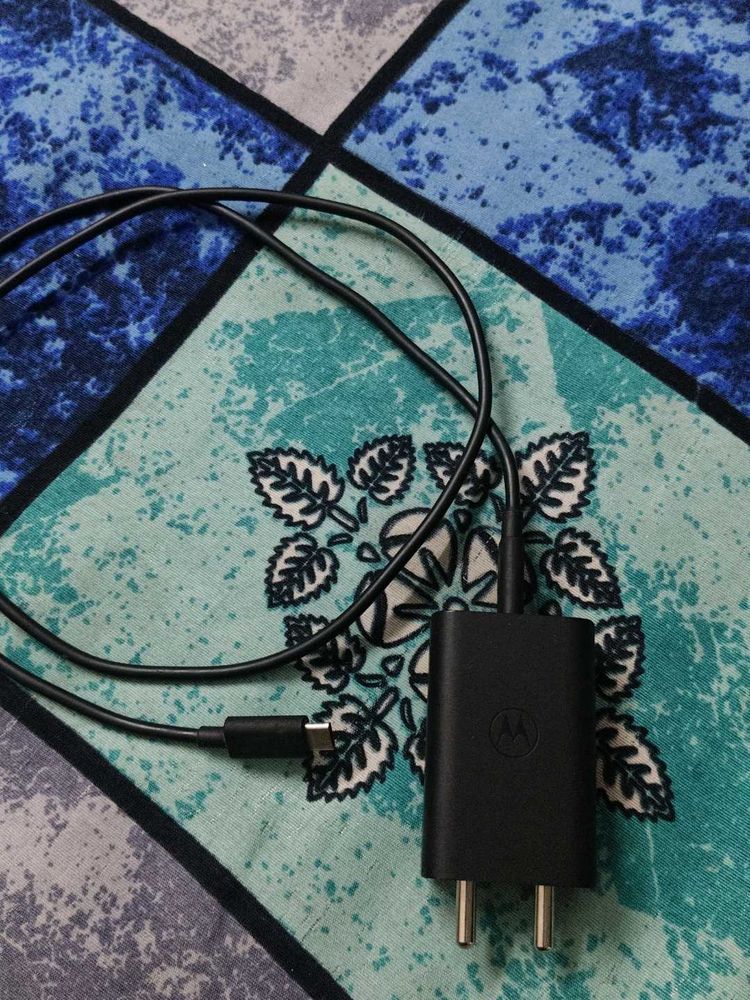 Motorola Charger - Like New68W with original cable