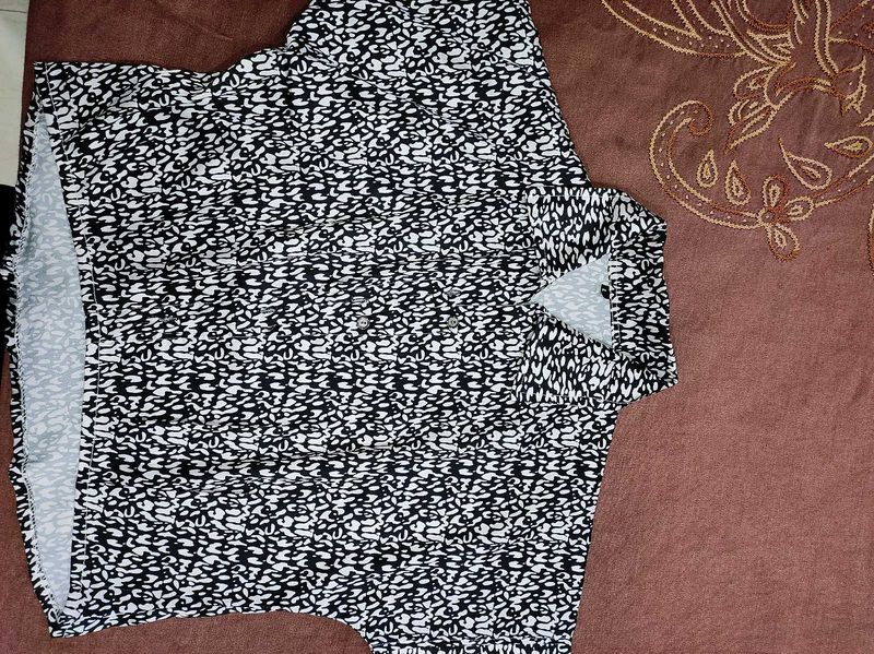 Patterned 3buttons crop top