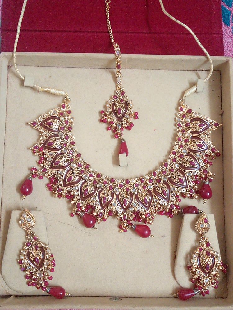 Nice neck piece with ear rings &amp; Bindi.