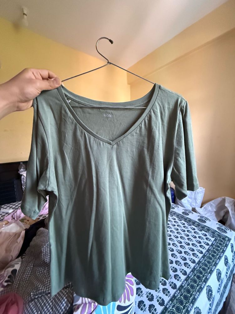 V-neck Green Tshirt