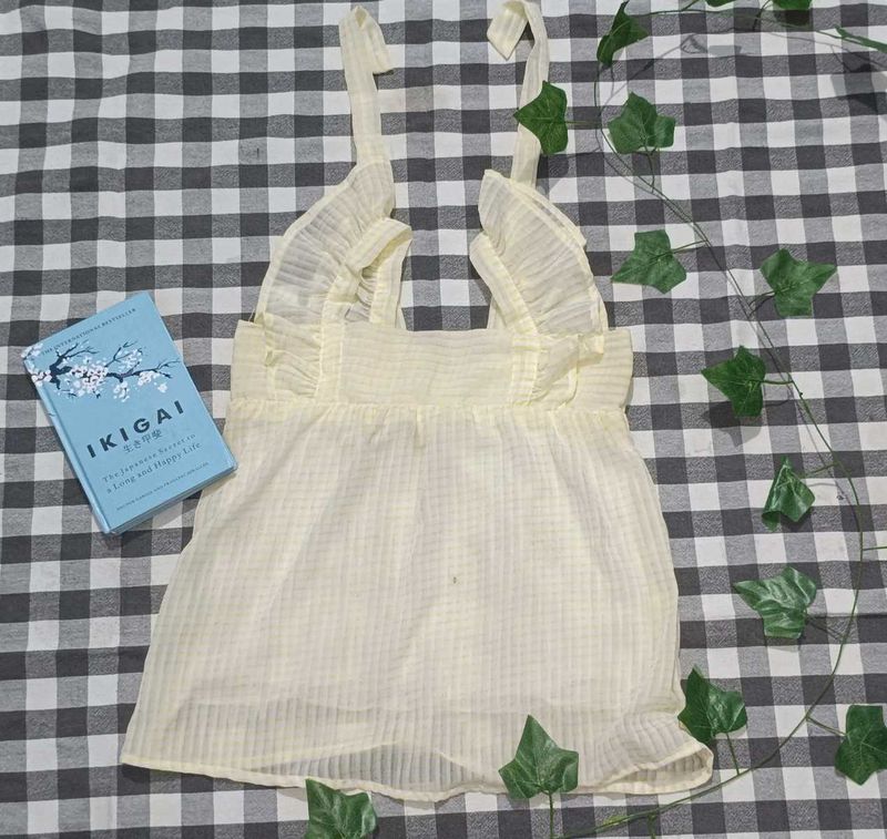 Cute yellow ruffle top✨