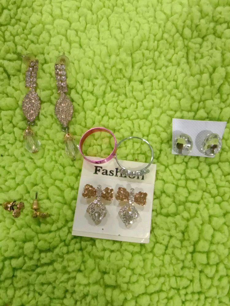 combo of 4 earings and 2 finger rings
