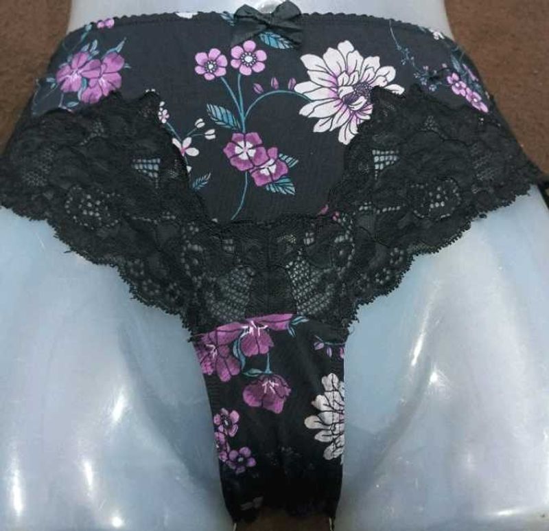 Floral Lace Thong 💚